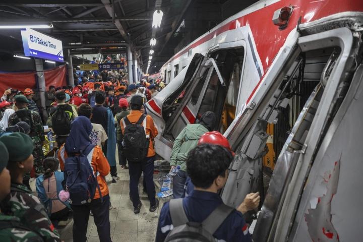 Un vagón solo para ellas: las 15 víctimas del letal choque de tren indonesio son mujeres