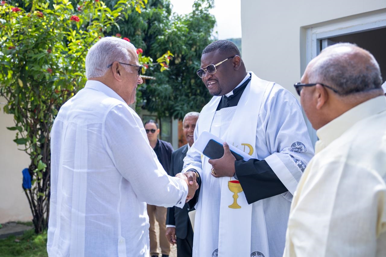 Bautista inaugura capilla “El Buen Pastor” en Las Maguanas, San Juan