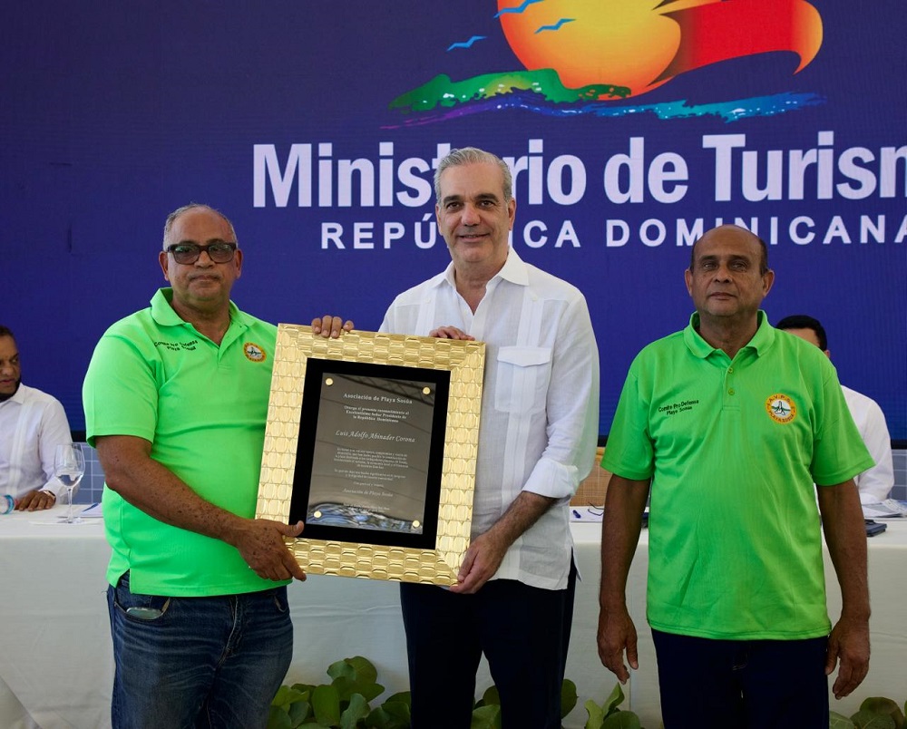 La Asociación de Playa Sosúa entrega reconocimiento al presidente Abinader