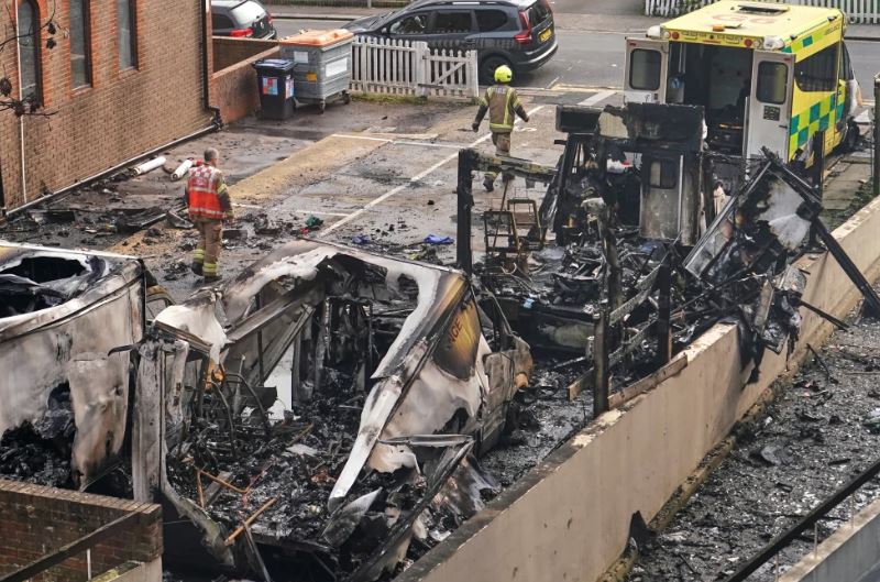 Ordenan que 2 hombres y un menor sigan detenidos por ataque a ambulancias en Londres
