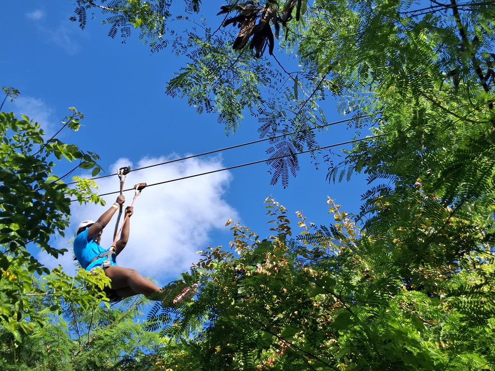 Esperanza para niñas con Bávaro Adventure Park y Royal Holiday