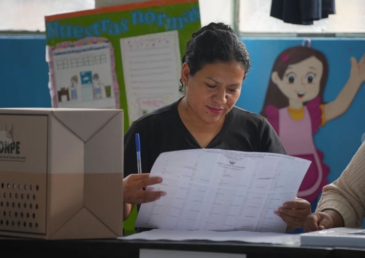 Perú se encamina a un balotaje presidencial, pero aún no se conocen los contendientes