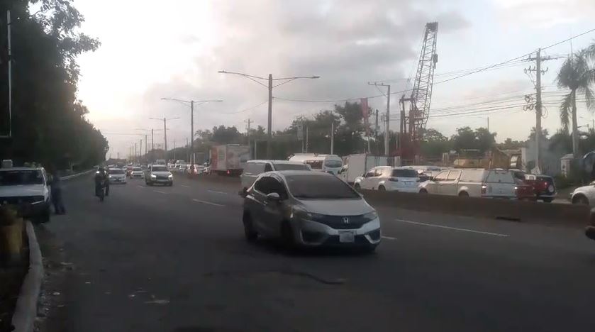 Fuerte entaponamiento a la altura del KM 20 de la Aut. Duarte