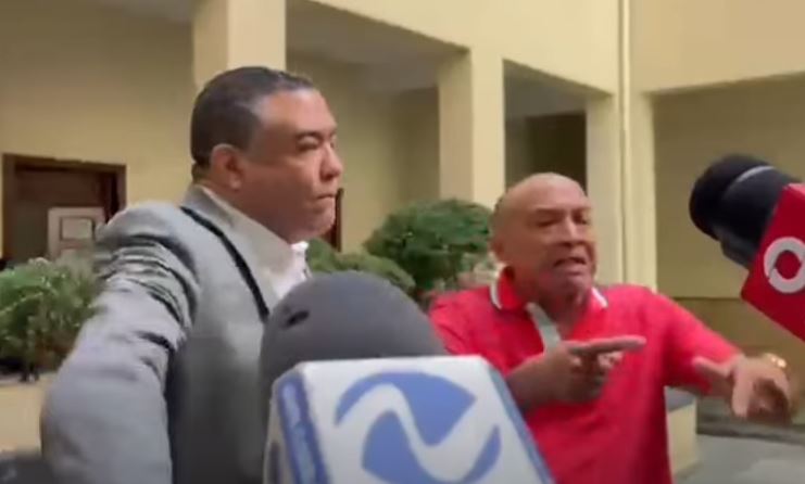 Abogado de la familia Espaillat agrede a padre de víctima y acusa a familiares de “querer vender a sus muertos”