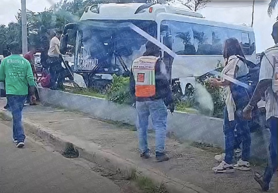 Accidente: autobús impacta muro en la Autopista Las Américas
