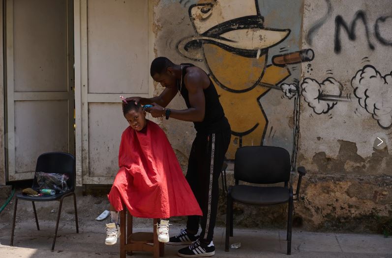 De la belleza al transporte, la falta de agua y luz obliga a los cubanos a cambiar sus rutinas