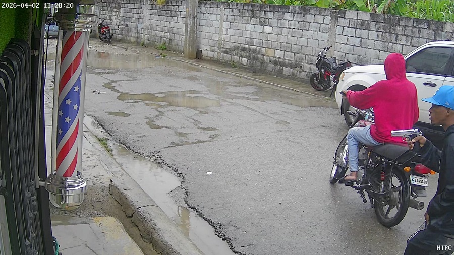 Miembros de la PN se lamben presunto delincuente en Los Alcarrizos