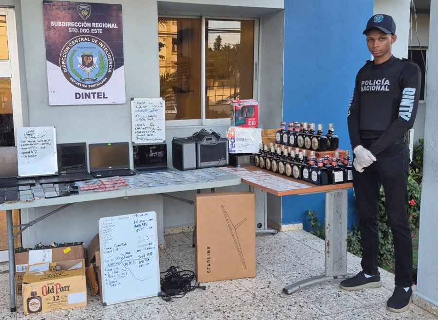 Desmantelan puntos de alcohol adulterado y juegos de azar ilegal en Cumayasa y Guaymate; cuatro detenidos