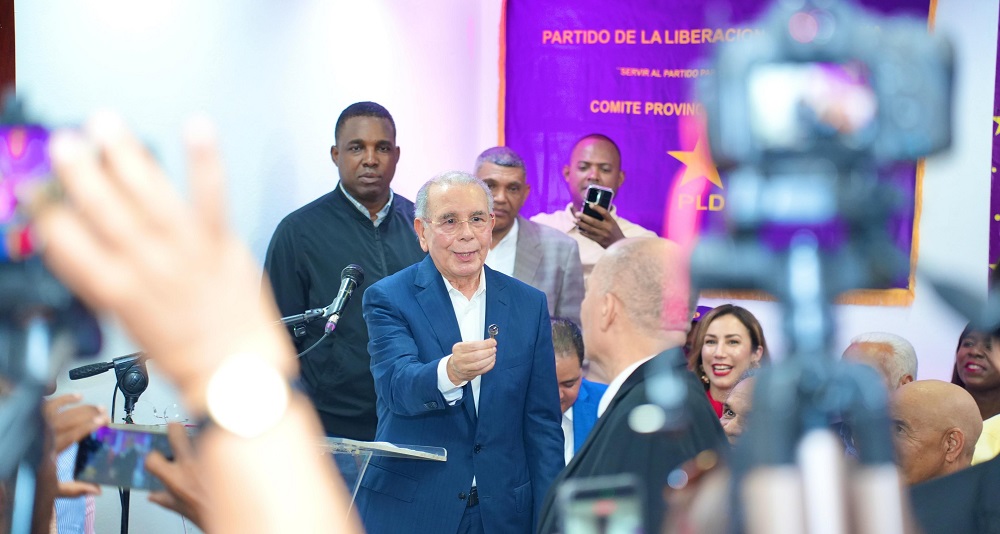 Danilo Medina entrega llaves a Silvio Duran quién regresa al PLD con decenas miembros