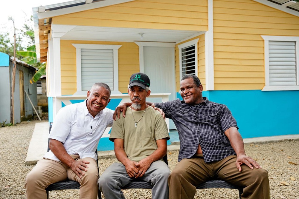 Propeep construye viviendas a dos familias en condiciones vulnerables en Piña Vieja y Comedero Arriba de Cotuí