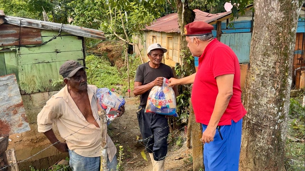 Luis “El Gallo” entrega alimentos a familias afectadas en Nizao