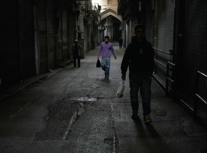 Las familias en Irán sufren el cierre de escuelas, aunque los ataques aéreos han cesado