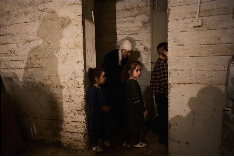 Irán lanza más misiles contra Israel mientras Trump dice que la amenaza está casi eliminada