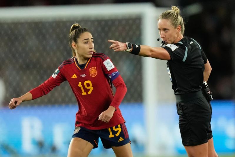 La FIFA elige a 52 árbitros para el Mundial, incluidas 2 mujeres