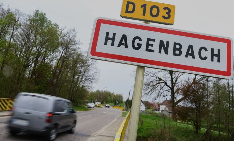 Un niño de 9 años fue encontrado encerrado en una furgoneta desde 2024, desnutrido e incapaz de caminar