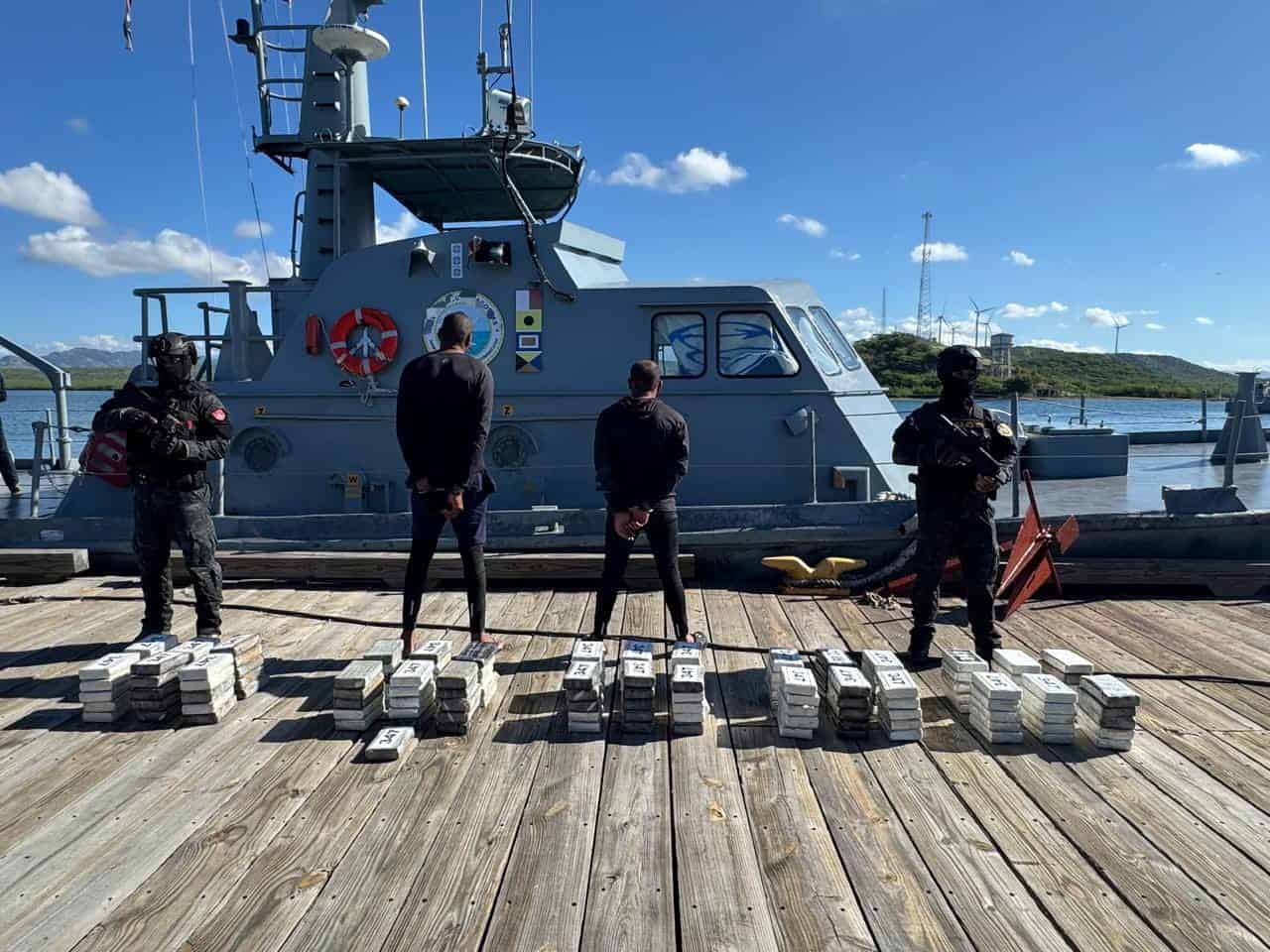 DNCD atrapa a dos hombres lanzando paquetes de cocaína desde una lancha en costas de Baní