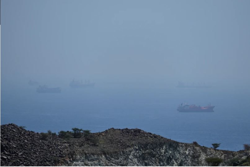 Irán dispara contra 3 buques en Ormuz; EEUU mantiene el bloqueo y la diplomacia se estanca