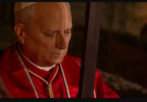 Así fue el primer viacrucis del papa León XIV en el Coliseo, en tiempos de guerra