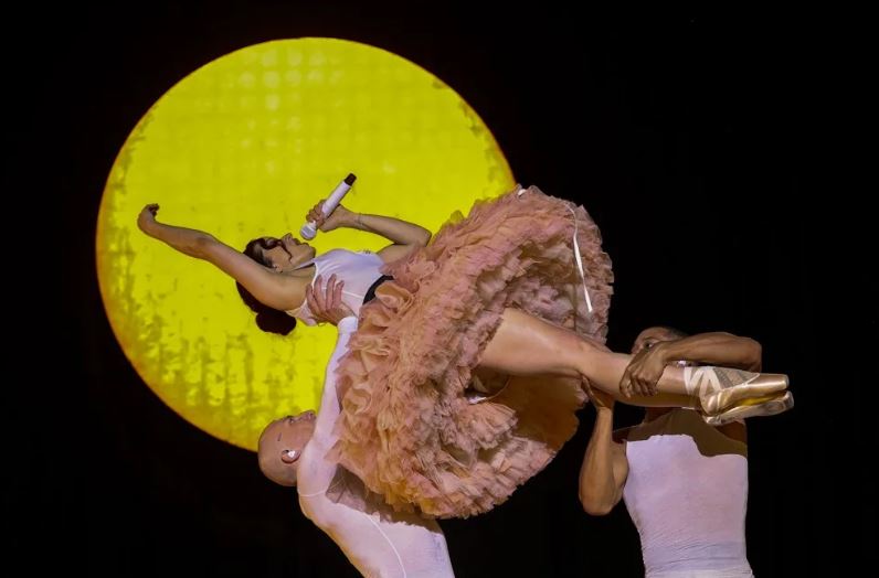 Una Rosalía apoteósica se despide de su ciudad con nostalgia: «Barcelona, me remueves todo»