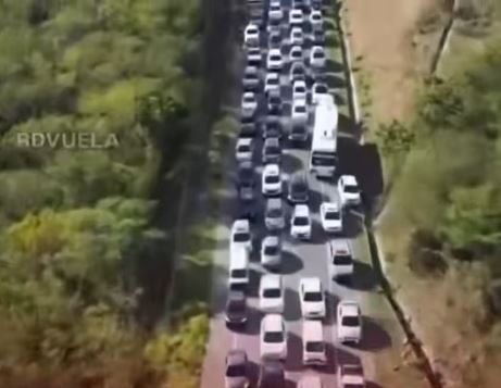 Accidente y desorden de conductores provocan caos vehicular en la carretera Sánchez este Jueves Santo