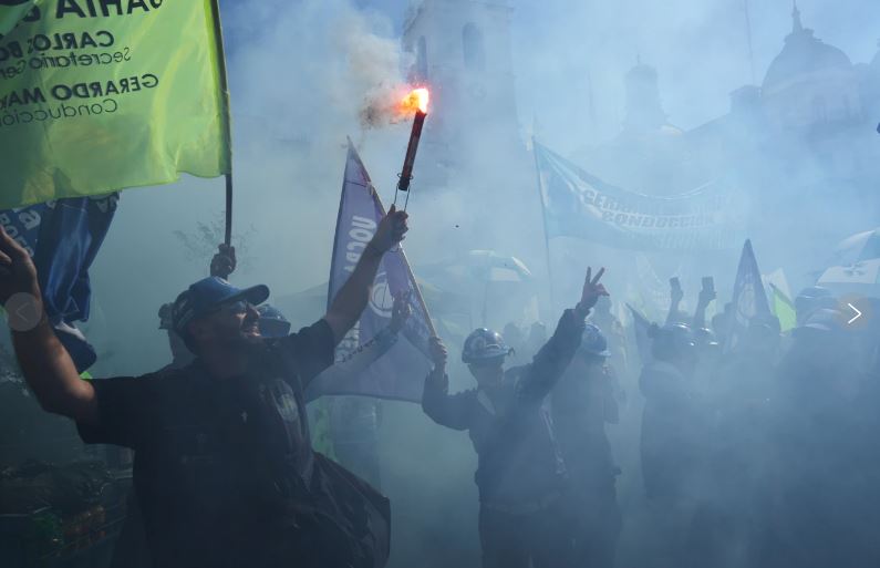Los trabajadores argentinos conmemoran el Primero de Mayo con protestas contra la reforma laboral impulsada por Milei
