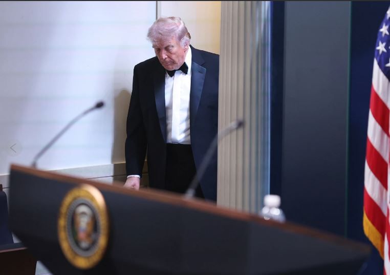 Entre ropa de gala, burrata y gritos de “¡disparos!”: Caos en la cena de Trump con corresponsales