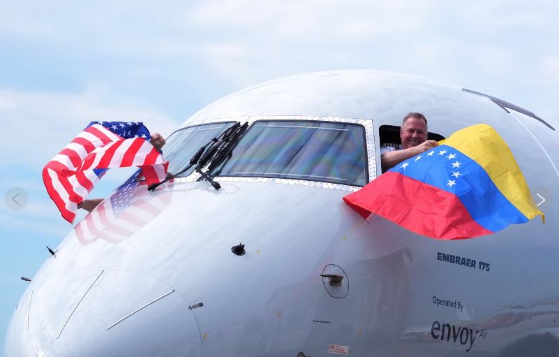 Primer vuelo directo entre EEUU y Venezuela aterriza en Caracas tras suspensión de siete años