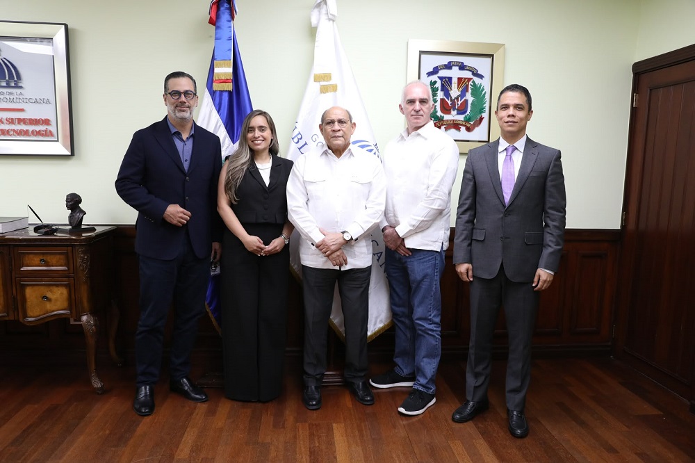 MESCyT y Arajet impulsan alianza para formar pilotos, mecánicos y tripulación aérea en RD