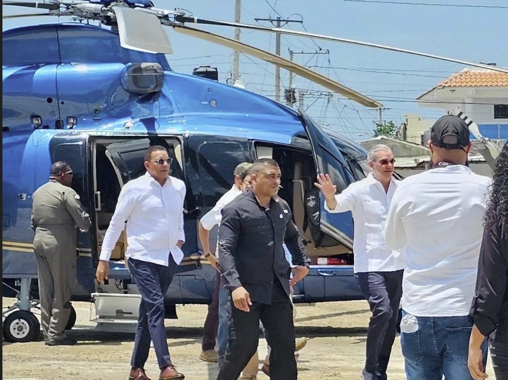 Senador Carlos Gómez acompaña al presidente Abinader en recorrido por la Línea Noroeste