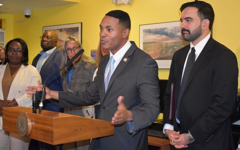 Torres asegura US$2 millones para internet de alta velocidad en El Bronx