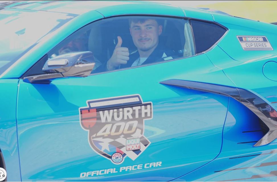 El novato estrella de la NBA Cooper Flagg recibe un aventón del novato de NASCAR Connor Zilisch