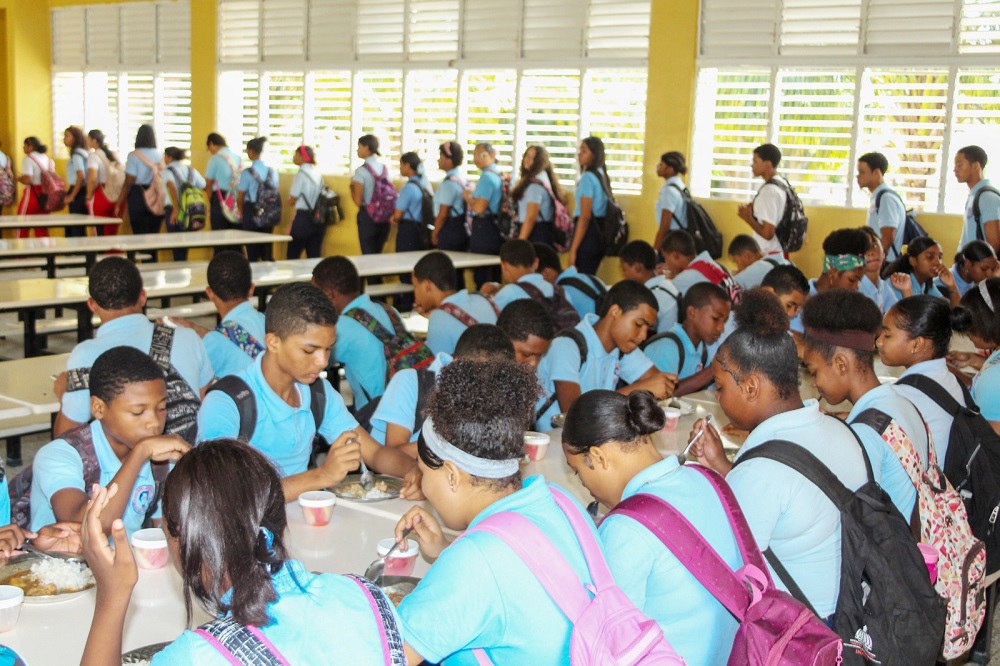 Familias ahorran RD$82,000 millones anuales por alimentación escolar