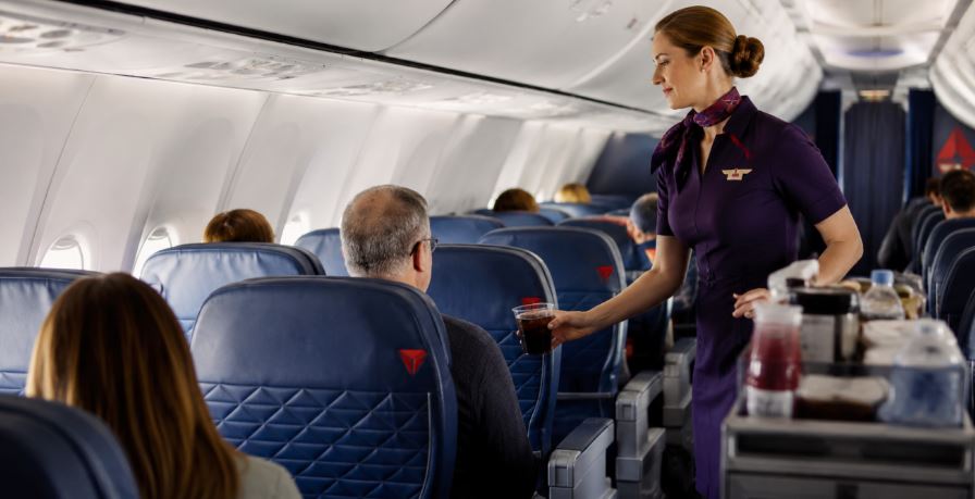 Delta elimina snacks y bebidas gratis en cientos de vuelos: a quiénes afecta