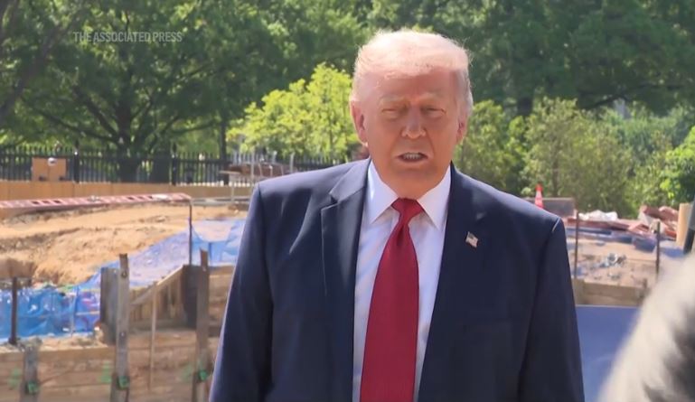 Trump muestra a los periodistas el sitio de construcción del salón de baile