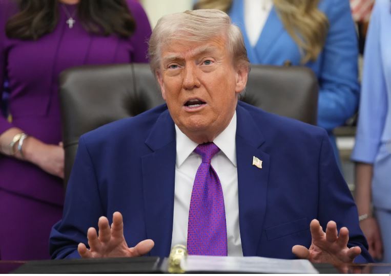 Trump dice que tregua con Irán está en “soporte vital” y propone pausa al impuesto a la gasolina