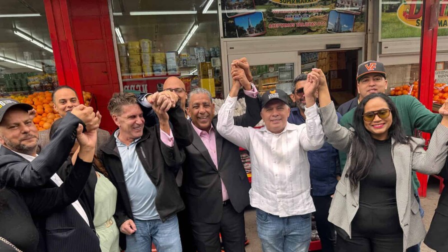 Espaillat alerta sobre recortes a cupones y Medicaid; recibe respaldo de bodegueros en Nueva York