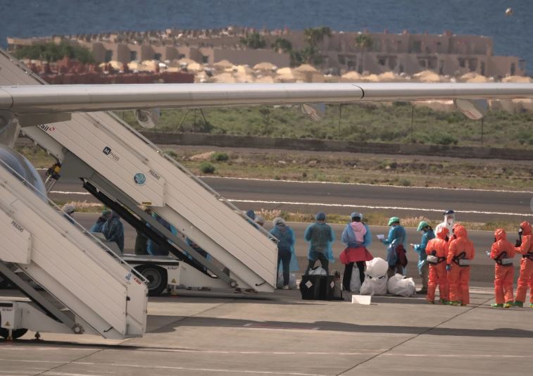 Inician evacuaciones de pasajeros del crucero frente a Tenerife afectado por hantavirus