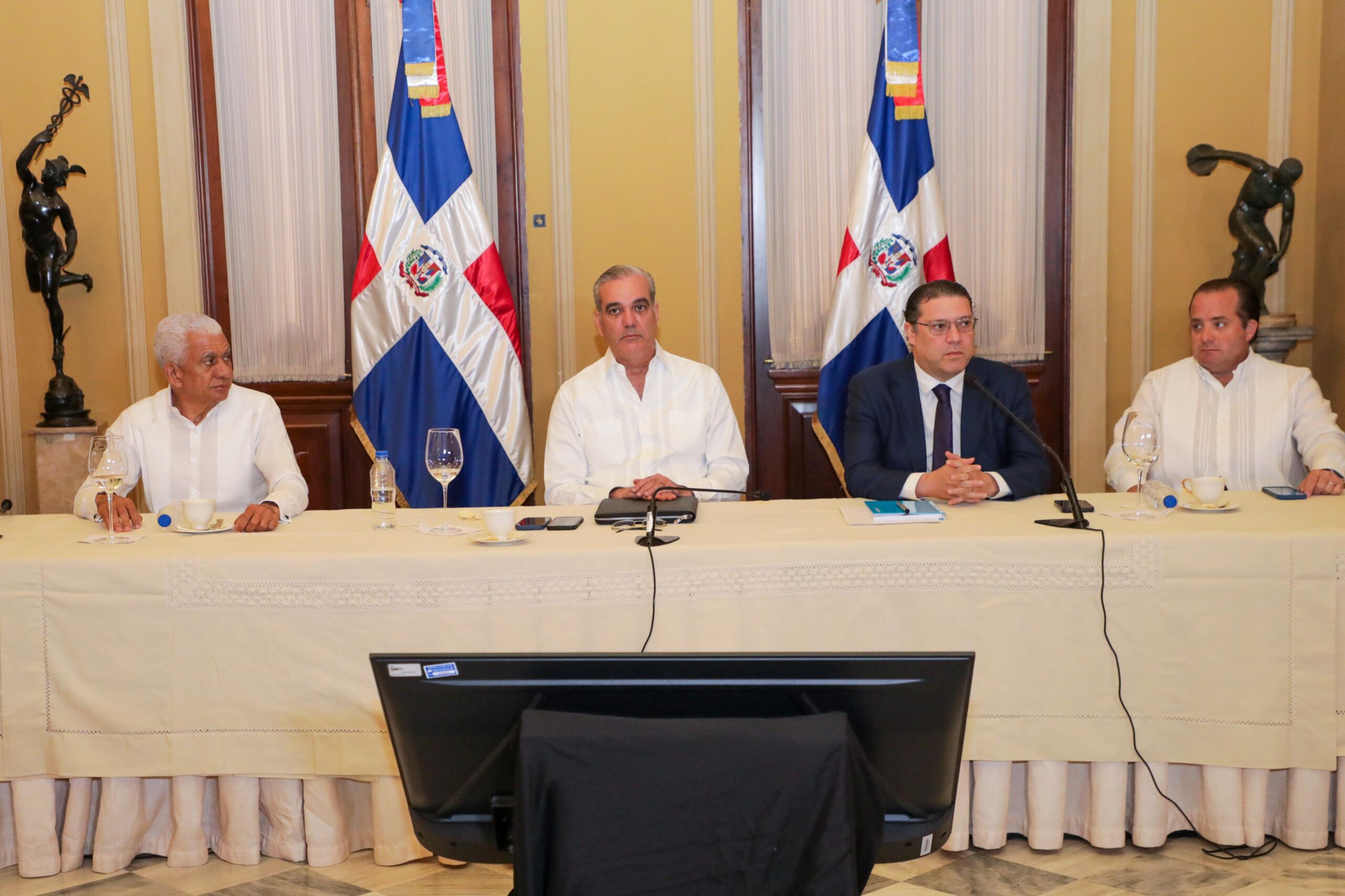 Gobierno se reúne con transportistas para evitar aumentos en el pasaje por alzas de los combustibles