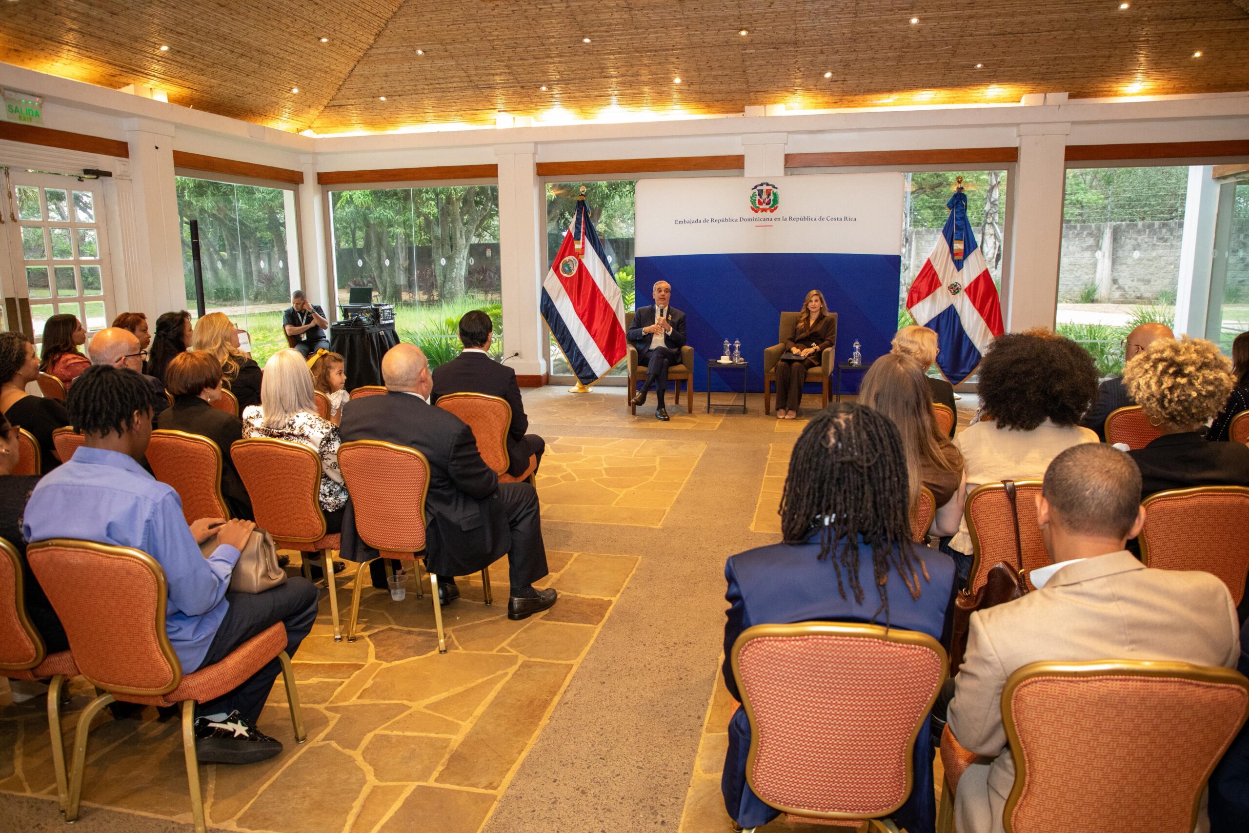 Abinader fortalece vínculos con la diáspora dominicana durante su visita a Costa Rica