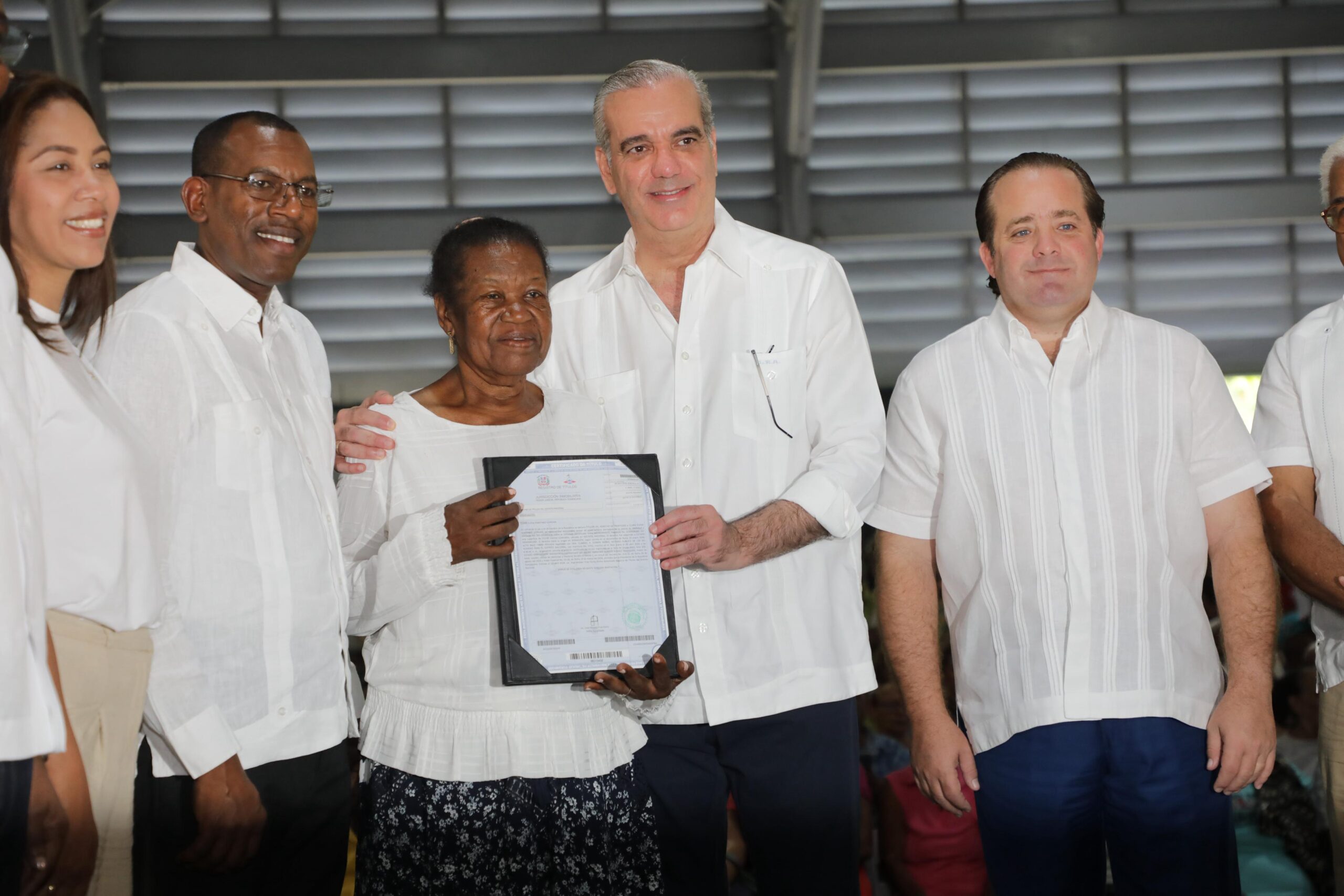 Abinader entrega 1,500 títulos de propiedad en Nuevo Domingo Savio