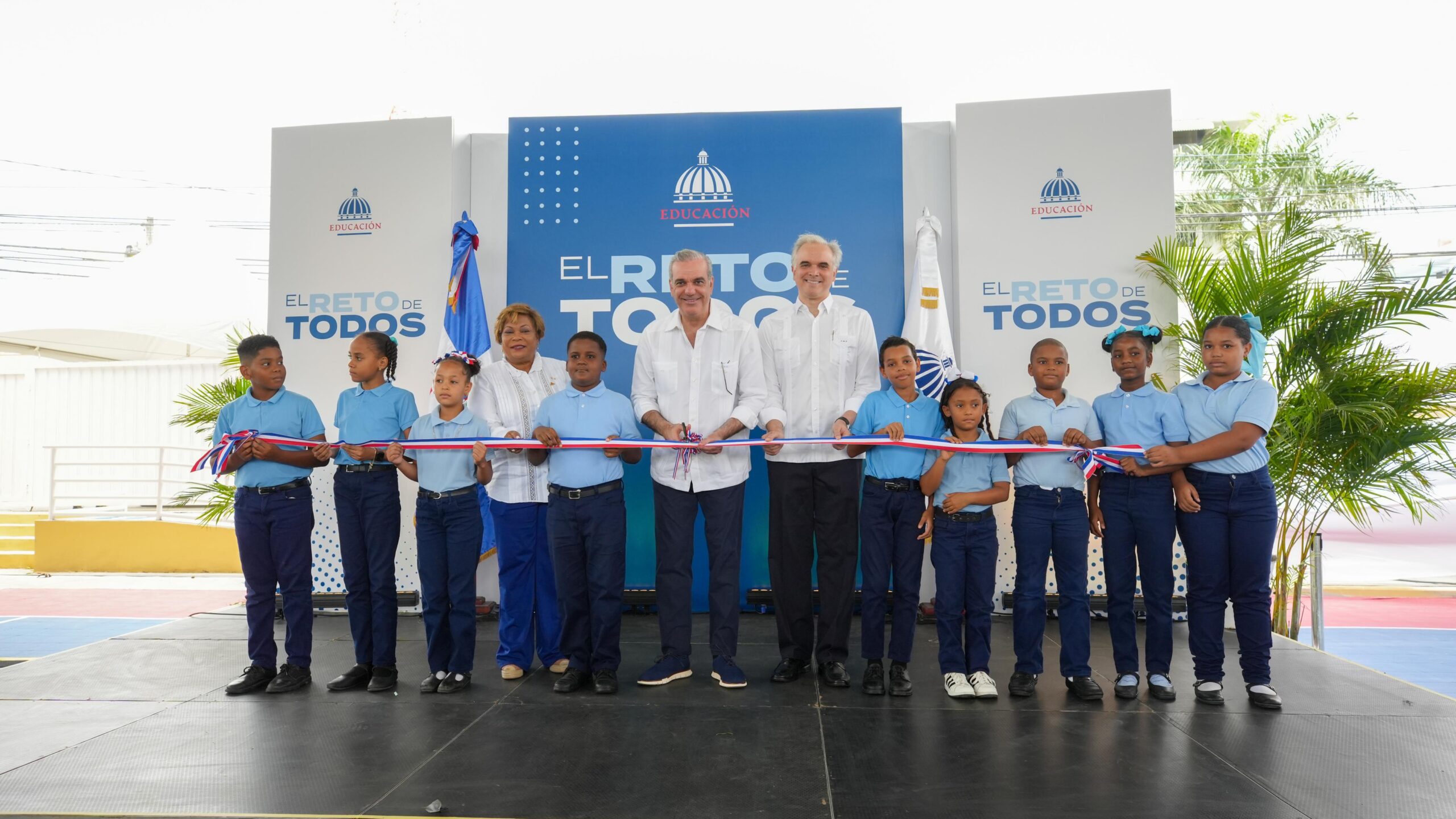 Presidente Abinader inaugura techado deportivo escolar en Boca Chica