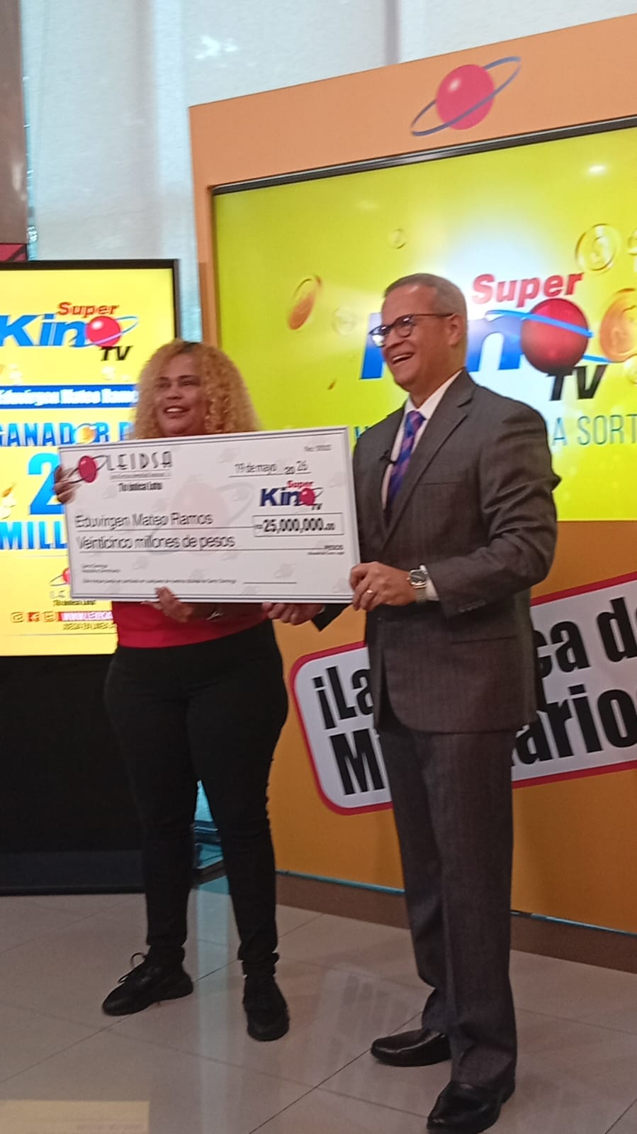 LEIDSA entrega 25 millones a ama de casa ganadora con el Súper Kino TV