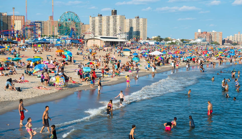 Abrirán este sábado en NYC las playas públicas, con miles de dominicanos asistiendo