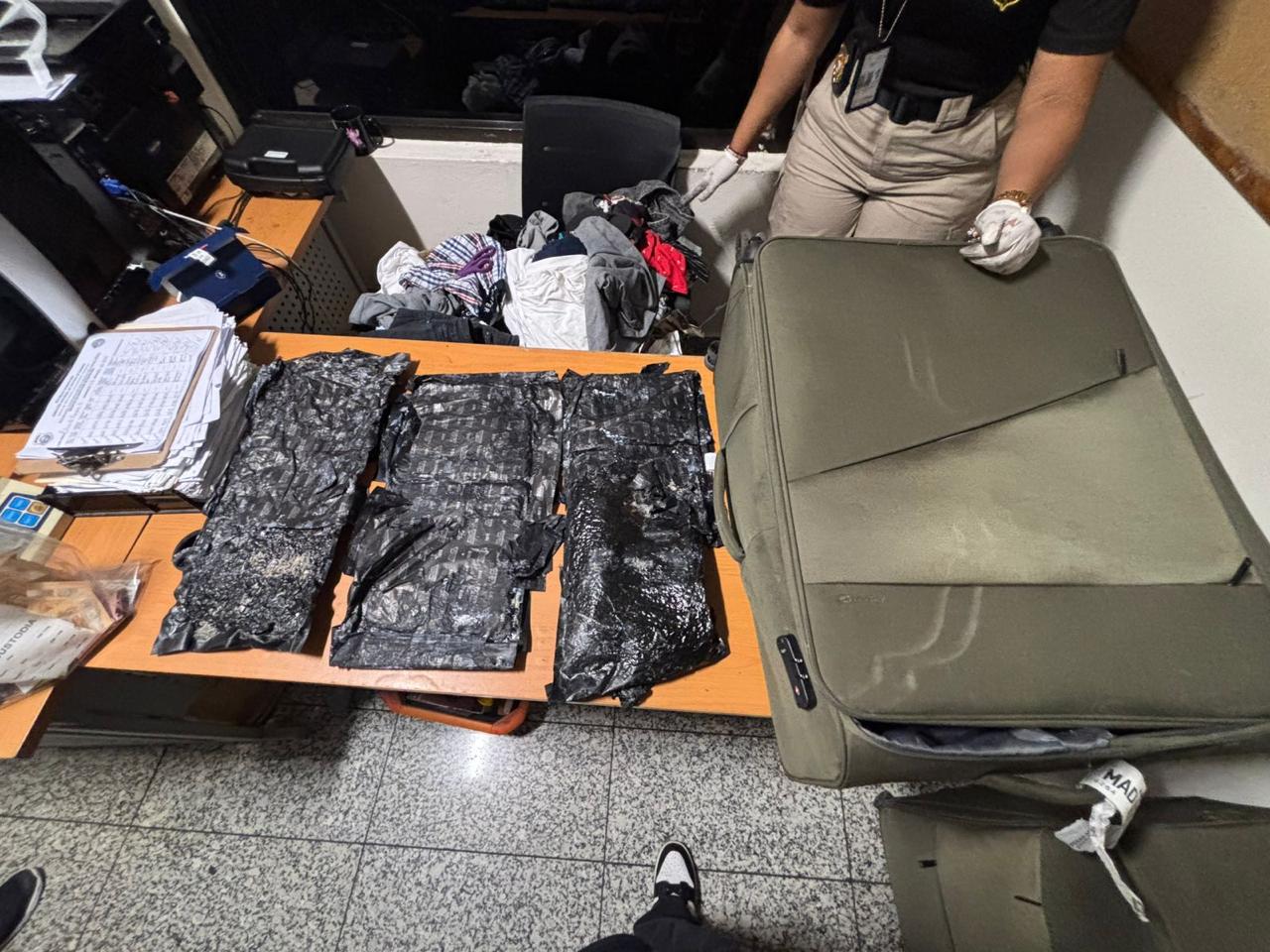 Detienen extranjera varias láminas de presunta cocaína en su equipaje