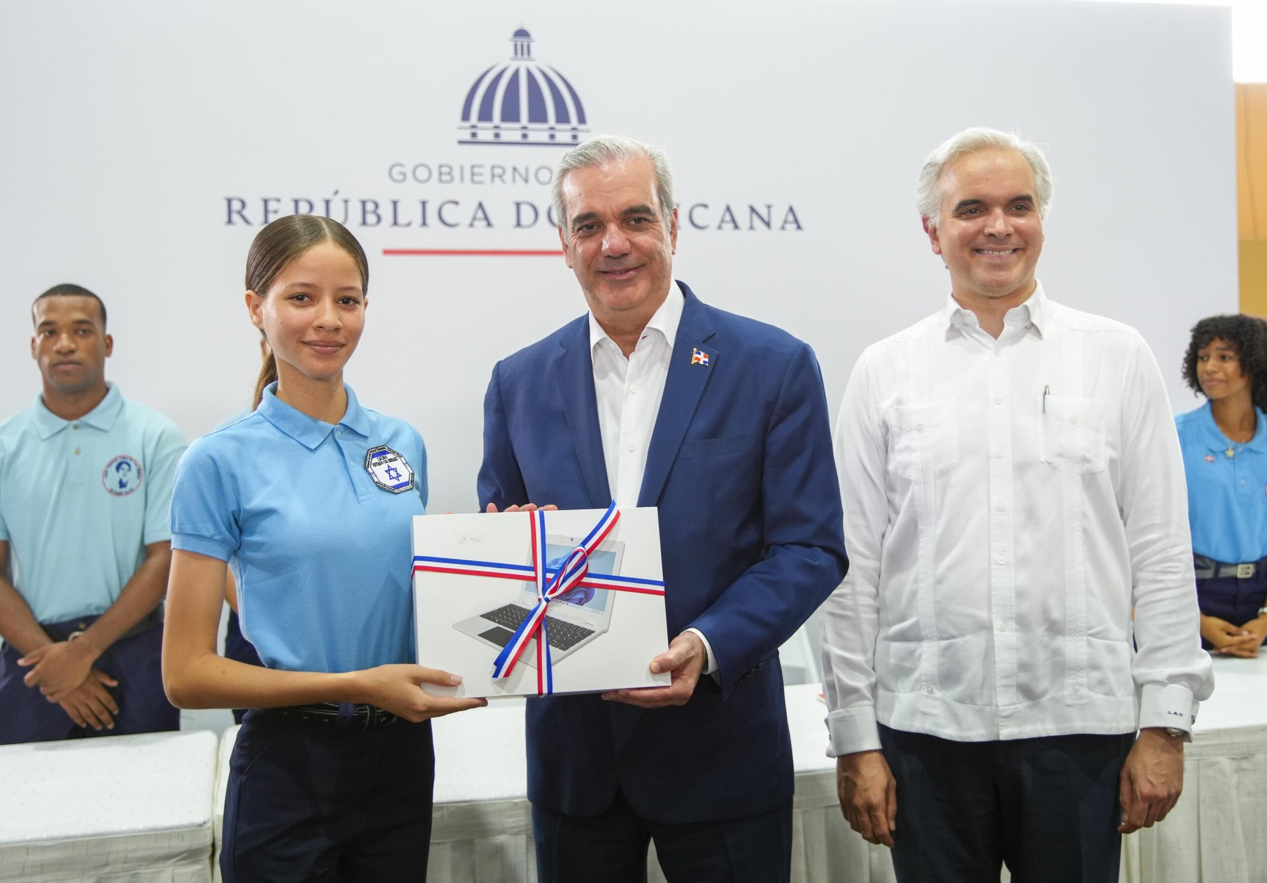 Abinader: Inglés, IA y carreras técnicas son las profesiones del futuro