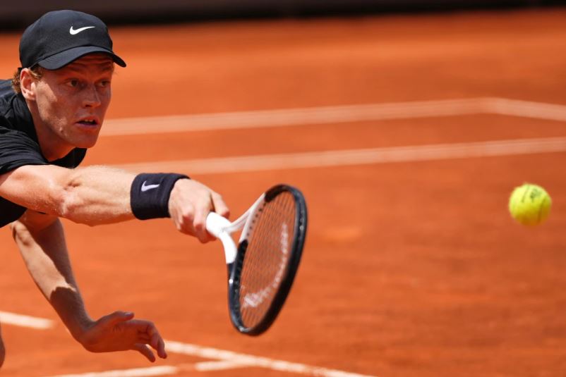 Sinner rompe récord de Djokovic en un Masters y avanza a semis del Abierto de Italia