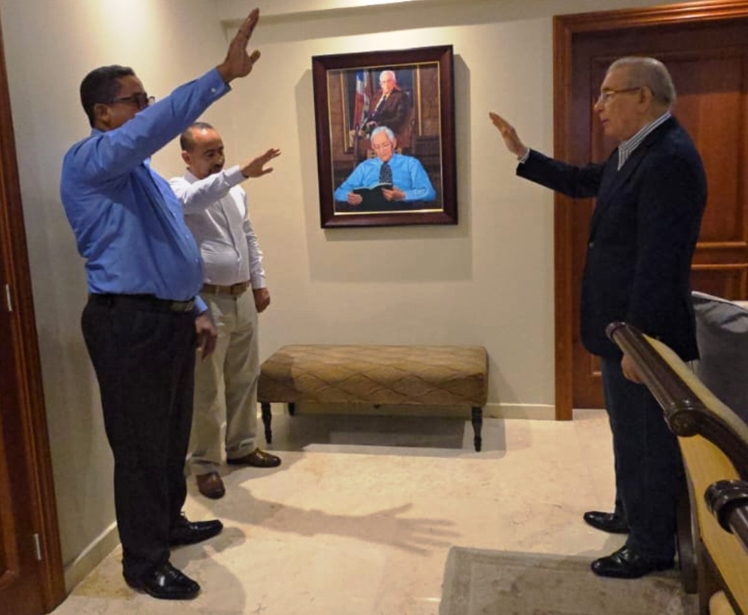 Danilo Medina juramenta dirigentes que regresan al PLD