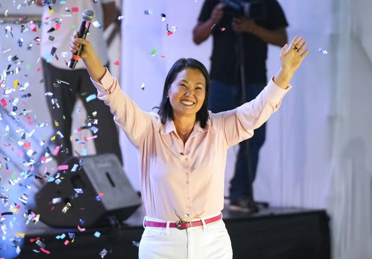 Fujimori y Sánchez se disputarán la presidencia de Perú en un balotaje, según conteo total de votos