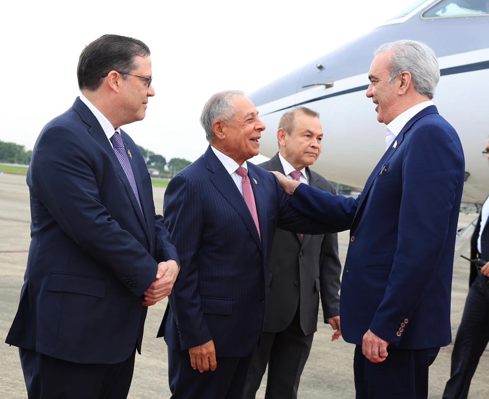 Abinader llega a Panamá donde será orador principal del Congreso Mundial de Zonas Francas