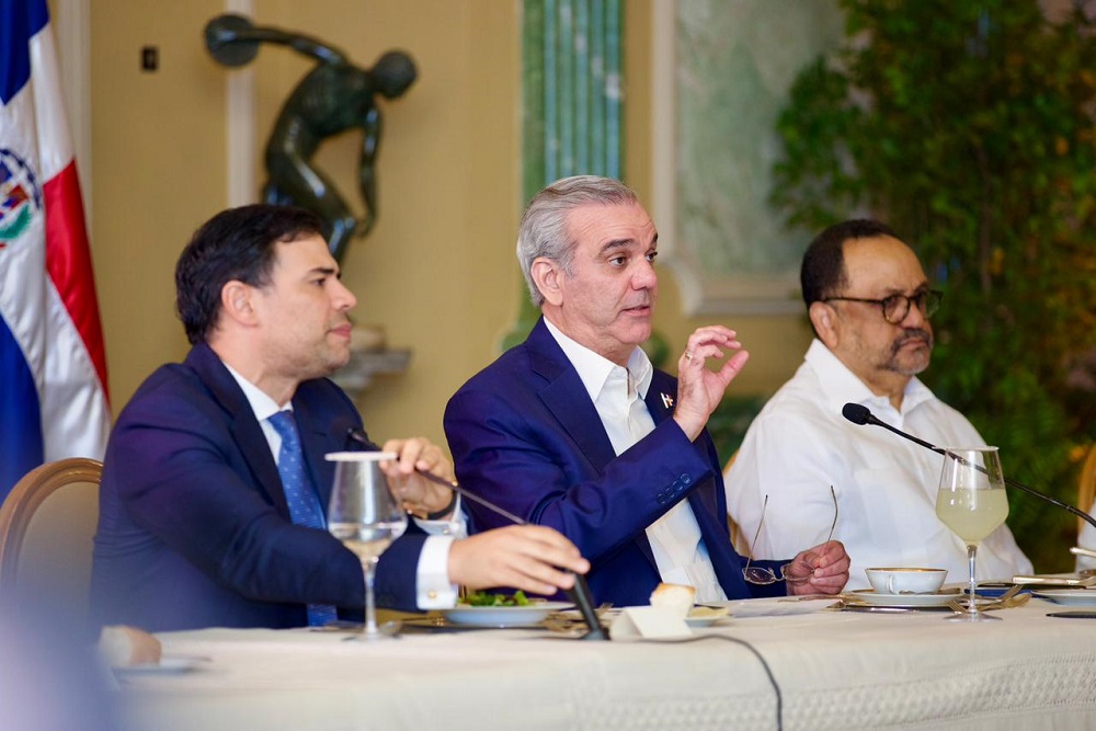 Presidente Abinader respalda la clase artística y escucha propuestas del sector cultural